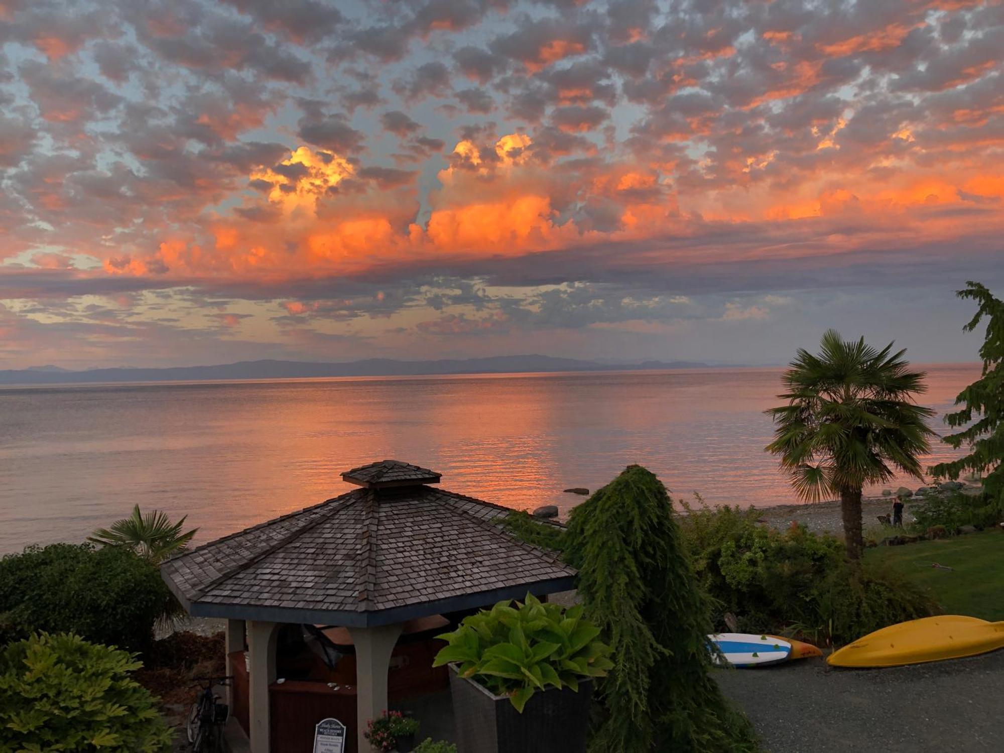 Qualicum Breeze Beach Resort Bowser Экстерьер фото